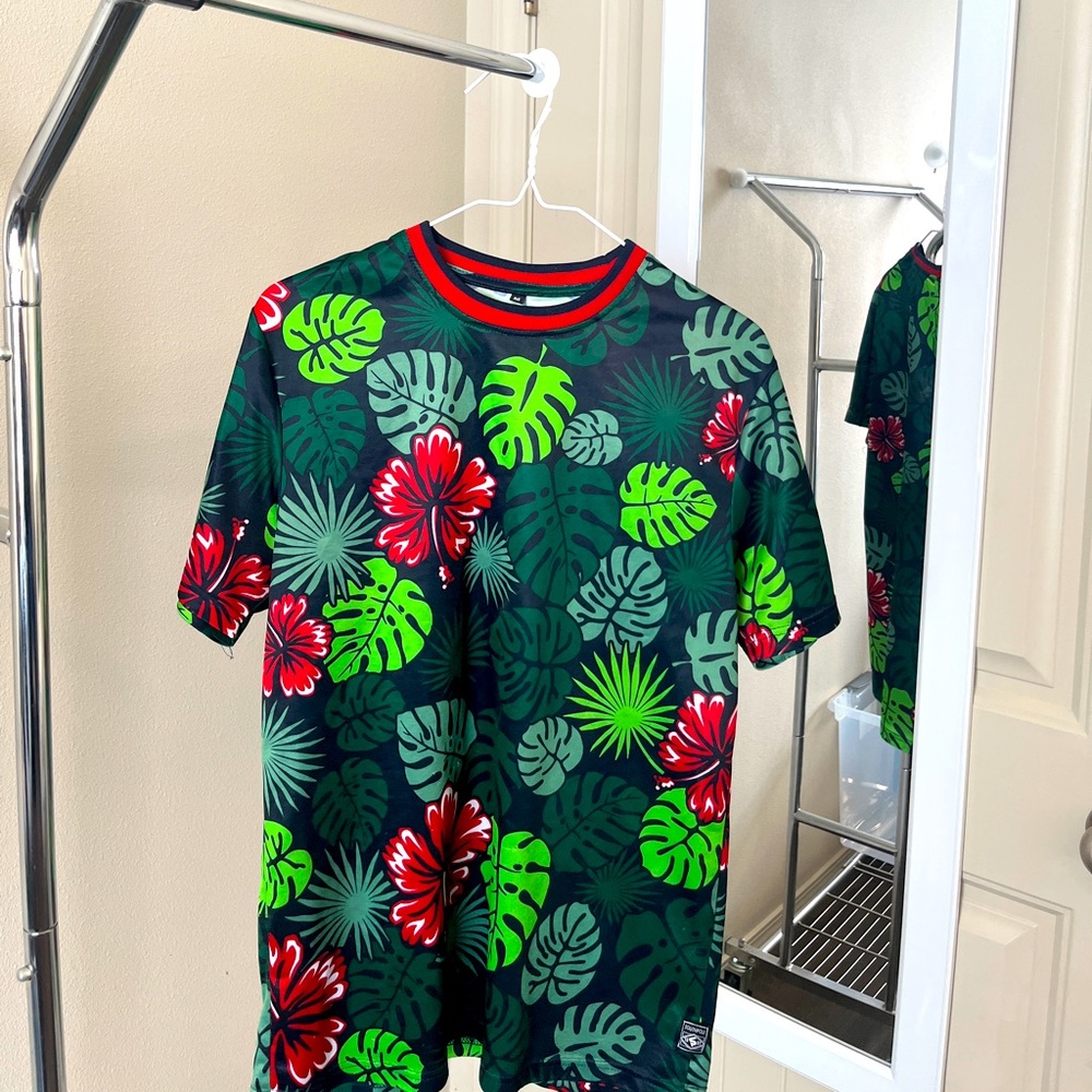 Mens Medium SouthPole T-Shirt w Floral Patterning